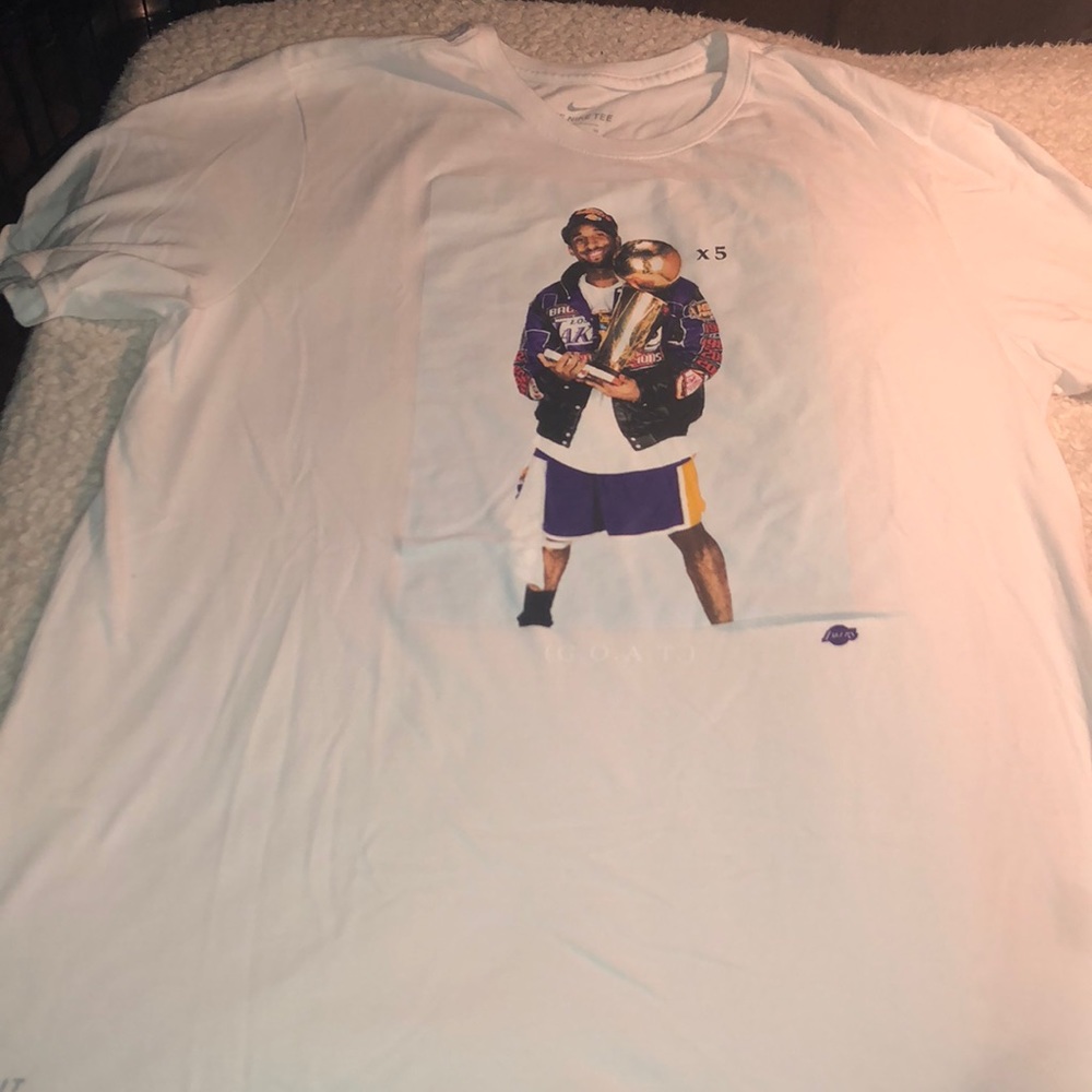 NIKE TEE NWOT